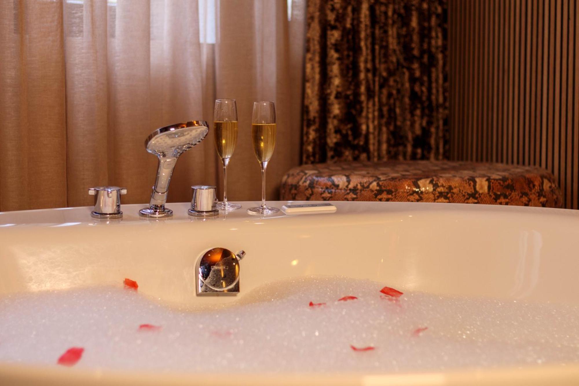 Manzo'S Suites Zaandam Bagian luar foto