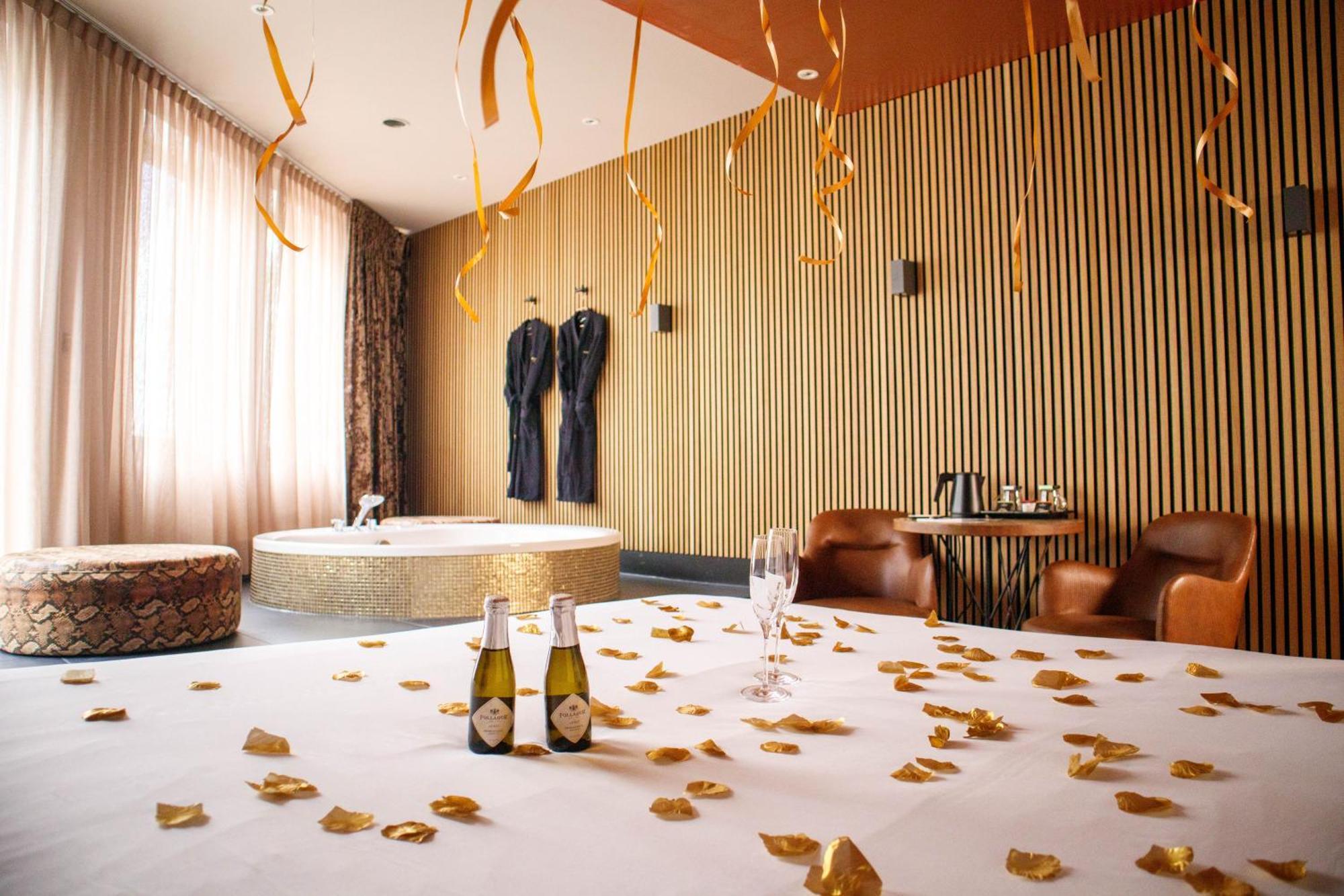 Manzo'S Suites Zaandam Bagian luar foto